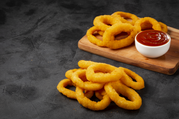 crispy-onion-rings-with-ketchup