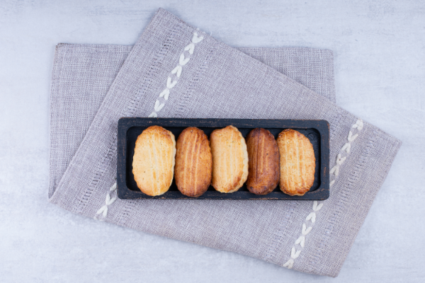 delicious-biscuits-black-plate-with-tablecloth