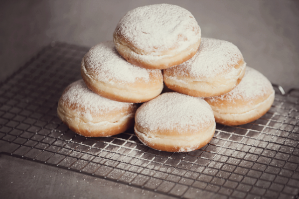 food-freshly-baked-doughnuts-table